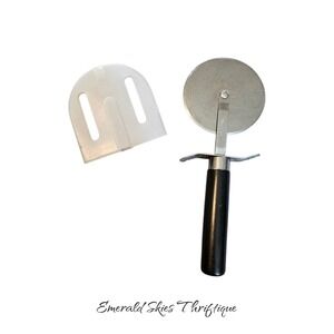 Pampered chef Pizza cutter with cover. free shipping